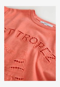 Neselectat, coral cutwork embroidered