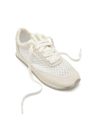 Zapatilla deportiva blanca con parte superior de ante y malla, cordones planos y suela de goma texturizada. El diseño de malla abierta proporciona transpirabilidad.