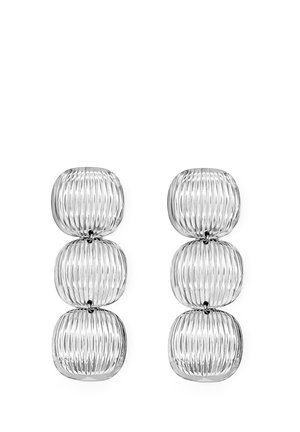 Orecchini in tonalità argento presentano tre forme ovali ribassate, disposte verticalmente, con una finitura lucida che mette in risalto un design testurizzato e contemporaneo.