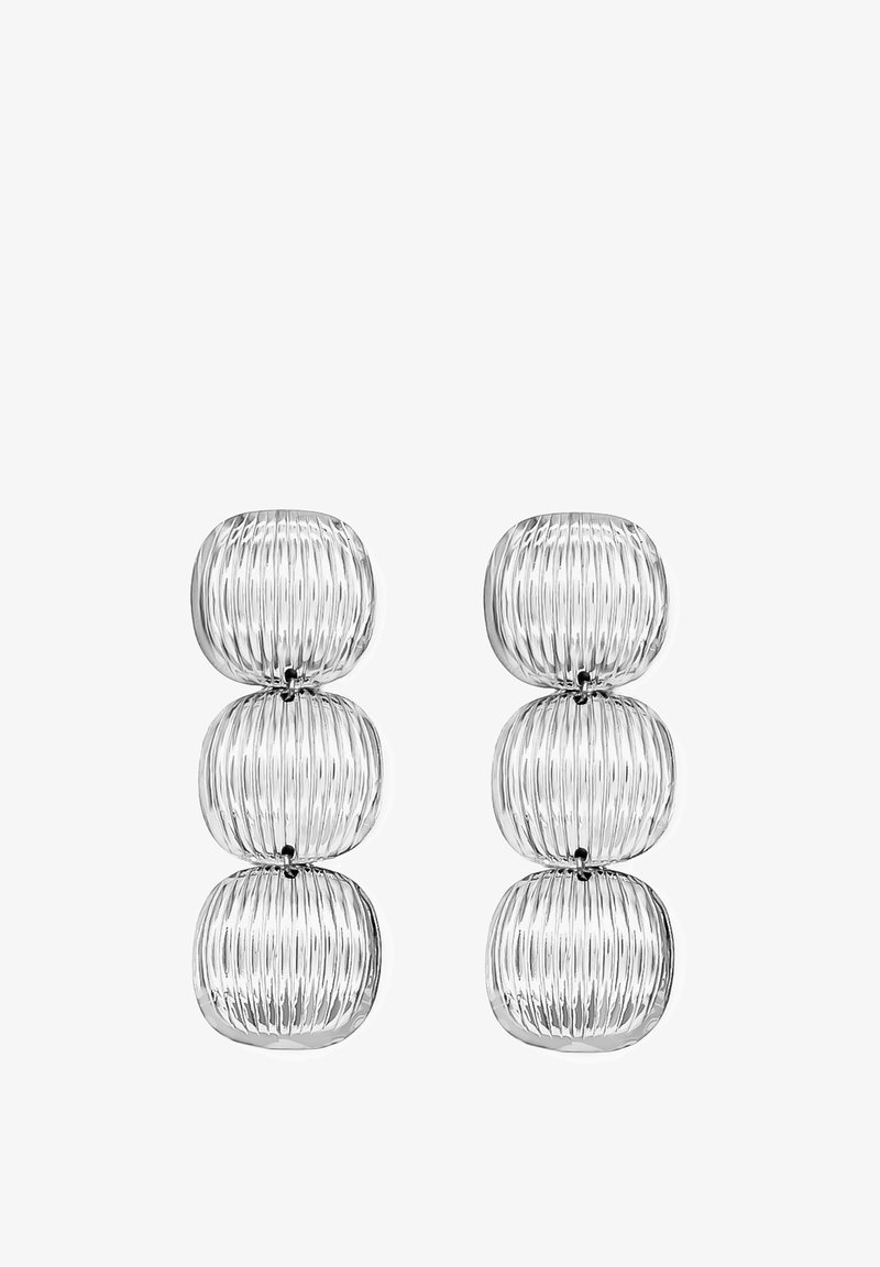 Orecchini in tonalità argento presentano tre forme ovali ribassate, disposte verticalmente, con una finitura lucida che mette in risalto un design testurizzato e contemporaneo.
