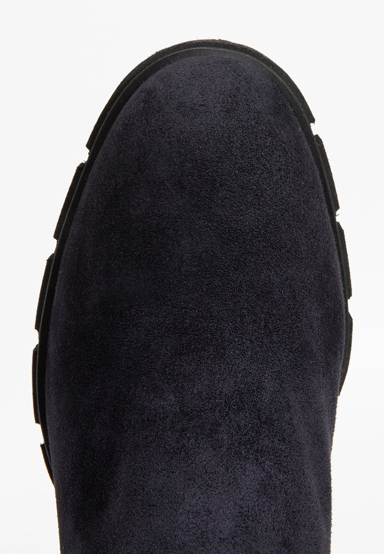 Wildleder-Stiefelette in dunkelblau, mit strukturiertem Finish, runder Zehenpartie und dicker, schwarzer Gummisohle mit ausgeprägt profilierter Laufsohle.