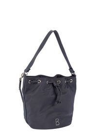 Granatowa nylonowa torba typu bucket z regulowanym plecionym paskiem, zamknięciem na sznurek i wytłoczonym detalem "B" z przodu. Miękka tekstura i casualowy design.