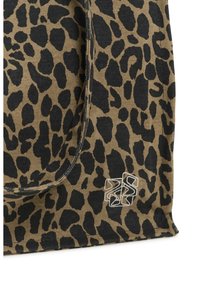 Tissu à imprimé léopard marron et noir avec des coutures visibles et un petit logo abstrait blanc brodé près du bord.