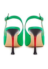 Grüne Wildleder-High-Heel-Sandalen mit einem schlanken Stiletto in Schwarz mit roten Spitzen, verstellbarem Knöchelriemen und abgerundetem Zehenbereich.