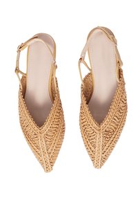 Scarpe slingback intrecciate color beige con design a punta. Presentano dettagli di texture intricata e una fodera interna liscia. Cinturino alla caviglia regolabile.