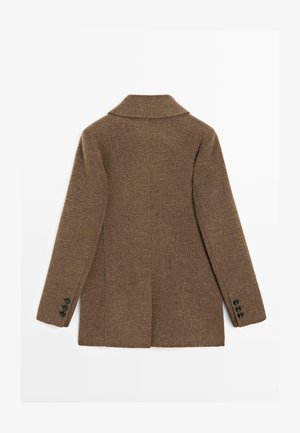 Brun kappa i ullblandning med långa ärmar, tre svarta knappar på varje manschett och en bred krage, sedd bakifrån.