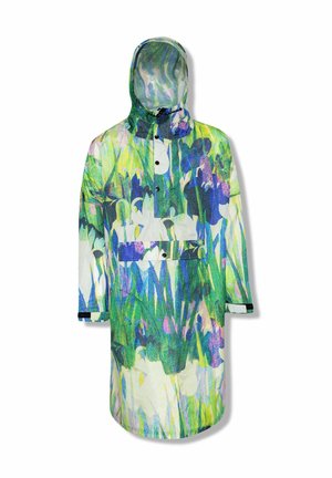 Regenjas met capuchon en een opvallende bloemenprint in groen, paars en wit, met drukknoopsluiting aan de voorkant en een grote voorzak. Geen persoon aanwezig.