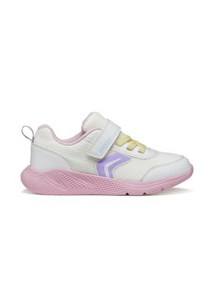 Zapatillas blancas con parte superior de malla, suela rosa y detalles morados. Cuenta con una correa de velcro y cordones amarillos para un ajuste seguro.