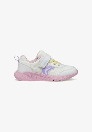 Scarpe da ginnastica bianche con tomaia in mesh, suola rosa e dettagli viola. Dotate di cintura in Velcro e lacci gialli per una vestibilità sicura.