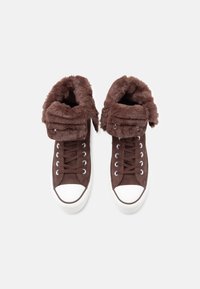 Braune High-Top-Sneaker aus Kunstfell mit Velours-Oberfläche, weißer Gummispitze und flachen Schnürsenkeln. Bietet einen plüschig gepolsterten Kragen und Zunge.