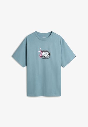 Camiseta de algodón azul clara con un gráfico de un conejo rosa y el logo negro de Vans, de manga corta y diseño de cuello redondo.