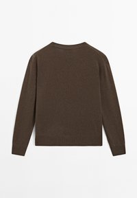 Pull marron avec ourlets et poignets côtelés, fabriqué en tissu doux et texturé. Il présente un design simple et classique avec un col ras du cou.