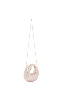 Metallic pink taske med rund form, glat overflade og guldkæde. Har en unik buet åbning og et slankt design.