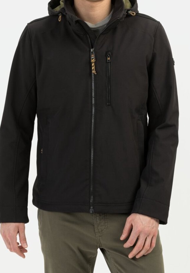 Schwarze Kapuzenjacke mit einem Reißverschluss vorne, mit abgerundetem Saum, Reißverschlusstasche und olivgrüner Innenauskleidung in der Kapuze.