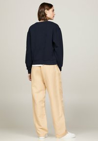 Tommy Hilfiger FLAG ON CHEST  - Felpa - desert sky