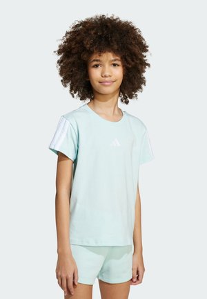 Camiseta de algodón color azul claro con mangas cortas y rayas blancas, un pequeño logo en el pecho, combinada con pantalones cortos a juego.