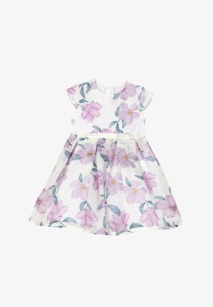 Vestido floral para niña pequeña con mangas cortas tipo cap, que presenta una tela blanca adornada con flores moradas y hojas verdes, texturizada con rayas verticales.