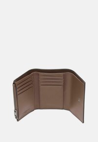 Portefeuille en cuir marron avec plusieurs emplacements pour cartes et une poche zippée. Caractéristiques d'un design minimaliste et d'une texture lisse. Accentué par un logo.