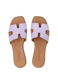 Lilla lædersandaletter med udskæringsdesign, brun læderindersål og flad ydersål. Branding er præget på indersålen.