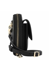 Bolso cruzado de cuero negro con un acabado texturizado, cierre de cremallera dorada y una correa desmontable. Presenta un diseño compacto y rectangular.