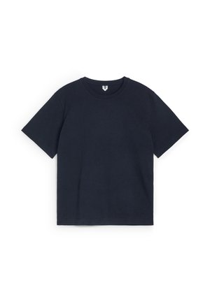 Juodas trumpas rankovėmis apvalios iškirptės marškinėliai, išdėstyti plokščiai ant baltos fono, matomi priekis ir etiketė.