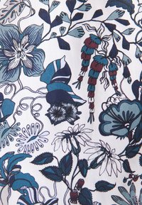 Design tessile floreale con fiori e foglie blu, teal e bordeaux su uno sfondo bianco. Linee distinte e forme varie.