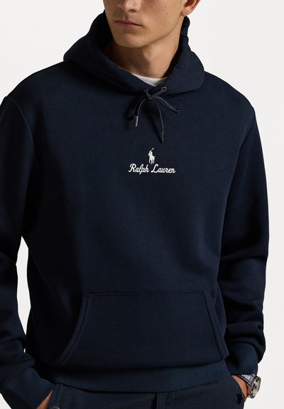 Sudadera azul marino hecha de una mezcla de algodón, con un bolsillo canguro, capucha con cordón y logo bordado en blanco. Corte regular.