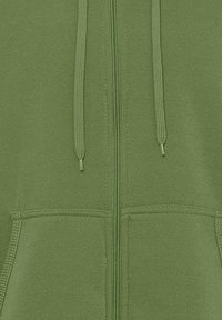 Grøn zip-up hoodie lavet af blødt materiale, med to frontlommer, snore og en fuldlængde lynlås. Glat tekstur, afslappet design.
