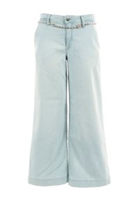 Pantalones de pierna ancha azul claro en denim suave con un cinturón decorativo plateado y sutiles detalles de costura en los bolsillos y las costuras.