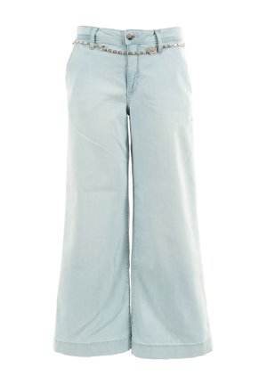 Pantaloni largi de nuanță albastru deschis din denim moale, cu o curea decorativă din argint și detalii de cusătură subtile pe buzunare și cusături.