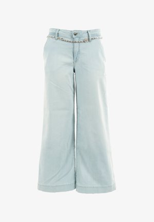 Pantaloni largi de nuanță albastru deschis din denim moale, cu o curea decorativă din argint și detalii de cusătură subtile pe buzunare și cusături.