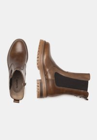 Bottines en cuir marron avec des panneaux latéraux élastiques, bout rond et semelle en caoutchouc texturé. Fini lisse avec des accents noirs contrastants.