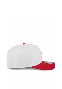 Weißes Mesh Snapback-Cap mit rotem Schirm und rotem Knopf oben, von der Seite gezeigt.