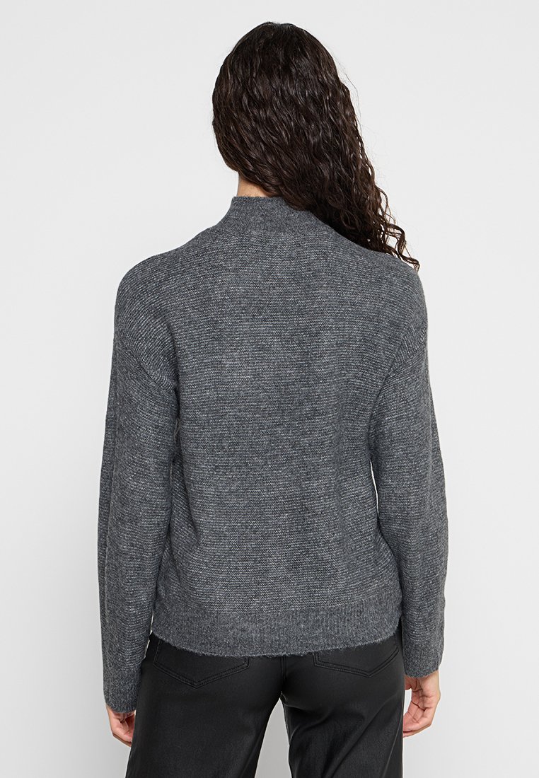 Grauer gestrickter Pullover mit hohem Kragen und strukturiertem Stoff, mit langen Ärmeln und verkürzter Passform, von hinten gezeigt.
