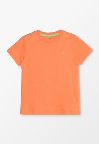 Camiseta de manga corta naranja con cuello redondo, con un pequeño logo verde bordado en el lado izquierdo del pecho y detalles verdes en el interior del cuello.