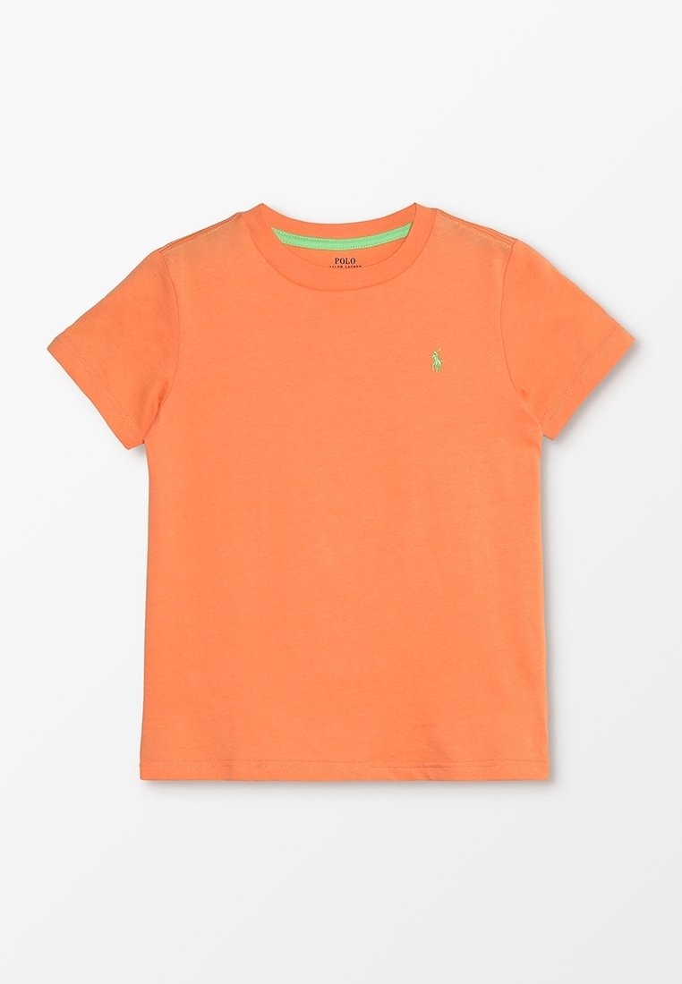 Camiseta de manga corta naranja con cuello redondo, con un pequeño logo verde bordado en el lado izquierdo del pecho y detalles verdes en el interior del cuello.