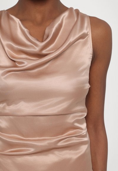 Abito in satin beige chiaro con collo a cappuccio, caratterizzato da una texture liscia e tessuto drappeggiato all'scollatura. Corsetto aderente con delicati dettagli arricciati.
