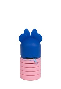 Conteneur en silicone bleu avec des oreilles rondes en haut, reposant sur des anneaux en caoutchouc rose, avec une fermeture à glissière sur le côté.