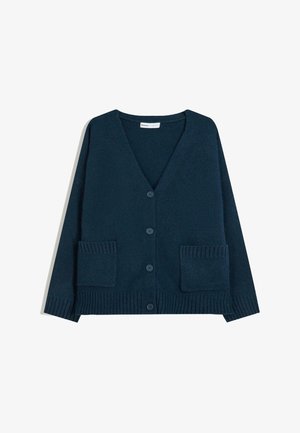 Ciemnoniebieski sweter z dzianiny, z dekoltem w serek, długimi rękawami, prążkowanymi brzegami i dwiema kieszeniami z przodu. Posiada pięć guzików z przodu.