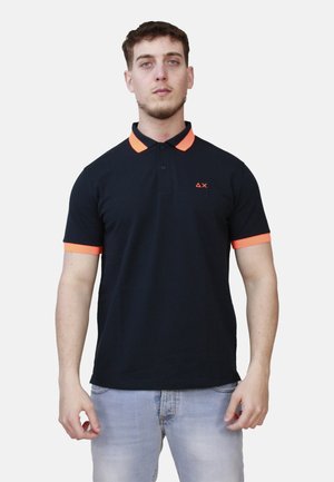 Polo navy con colletto e maniche arancioni, maniche corte, apertura con tre bottoni e logo ricamato sul petto.