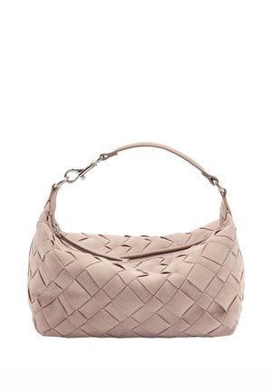 Beżowa pleciona skórzana torebka z jedną rączką i srebrnymi zapięciami, zaprojektowana do noszenia na ramieniu, na białym tle.