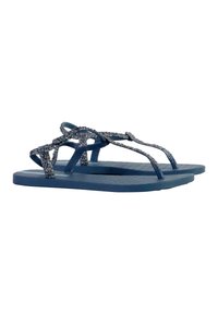 Chanclas azules con tiras brillantes, presentan una planta texturizada y una suela plana. Las tiras están diseñadas de forma intrincada para un aspecto decorativo.