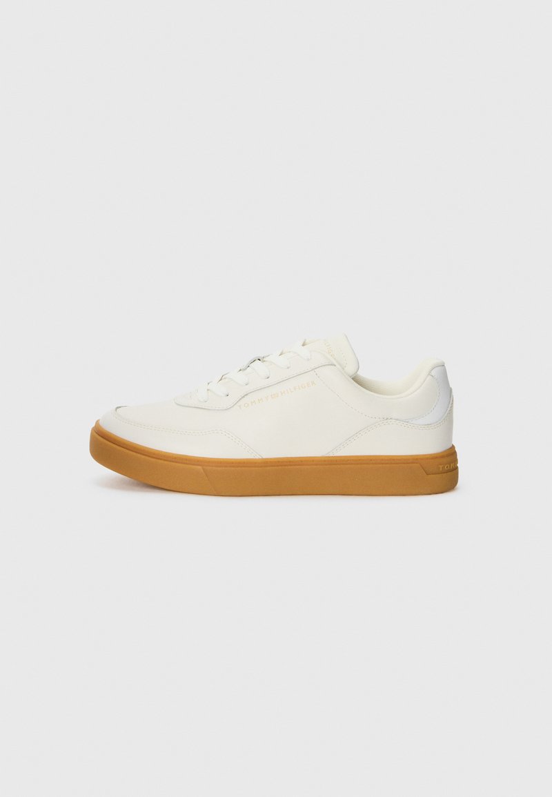 Baskets en cuir blanc avec une semelle en caoutchouc gomme, bout arrondi, fermeture à lacets et logo de la marque subtil sur le côté.
