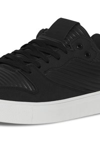 Schwarze Sneaker mit strukturiertem Synthetik-Obermaterial, glatten Akzenten, schwarzen Schnürsenkeln und weißer Gummisohle. Mit markantem Rippendesign an der Seite.