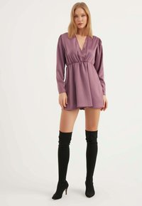 Herita V-neck Satin Dress - Freizeitkleid - pink