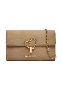 Beigen sävyinen mokkanahkainen clutch-laukku, jossa on kullanvärinen sydämenmuotoinen lukko ja ketjuhihna, etuosassa kohokuvioitu "LOVE MOSCHINO" -logo.