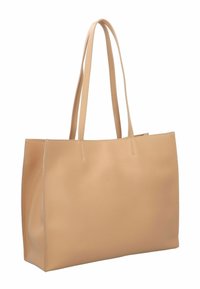 Beige leren draagtas met twee lange handvatten, rechthoekige vorm en textuur oppervlak. Heeft gestikte accenten aan de zijkanten.