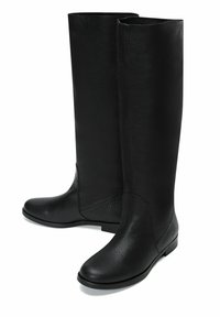 Une paire de bottes en cuir noir hautes avec des orteils ronds et des semelles plates, positionnées côte à côte sur un fond blanc.