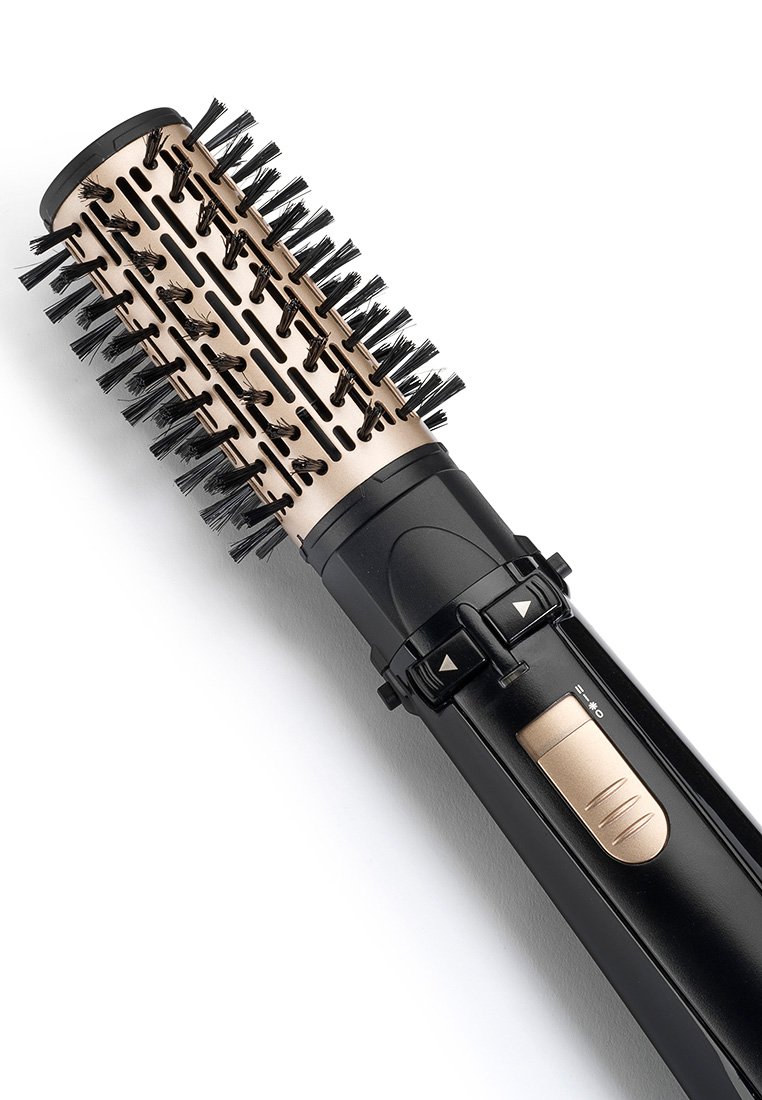 Cepillo redondo con un mango negro y un barril dorado, que presenta cerdas suaves y un diseño ventilado para peinar. Botones de control en el lateral.