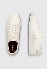 Sneakers bianchi in tela con un classico design con lacci, punta strutturata e logo discreto. Presentano una suola in gomma e uno stile minimalista.